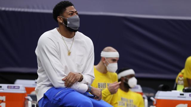 华体会直播-浓眉伤停却有新角色 场边积极发声宛若球队助教